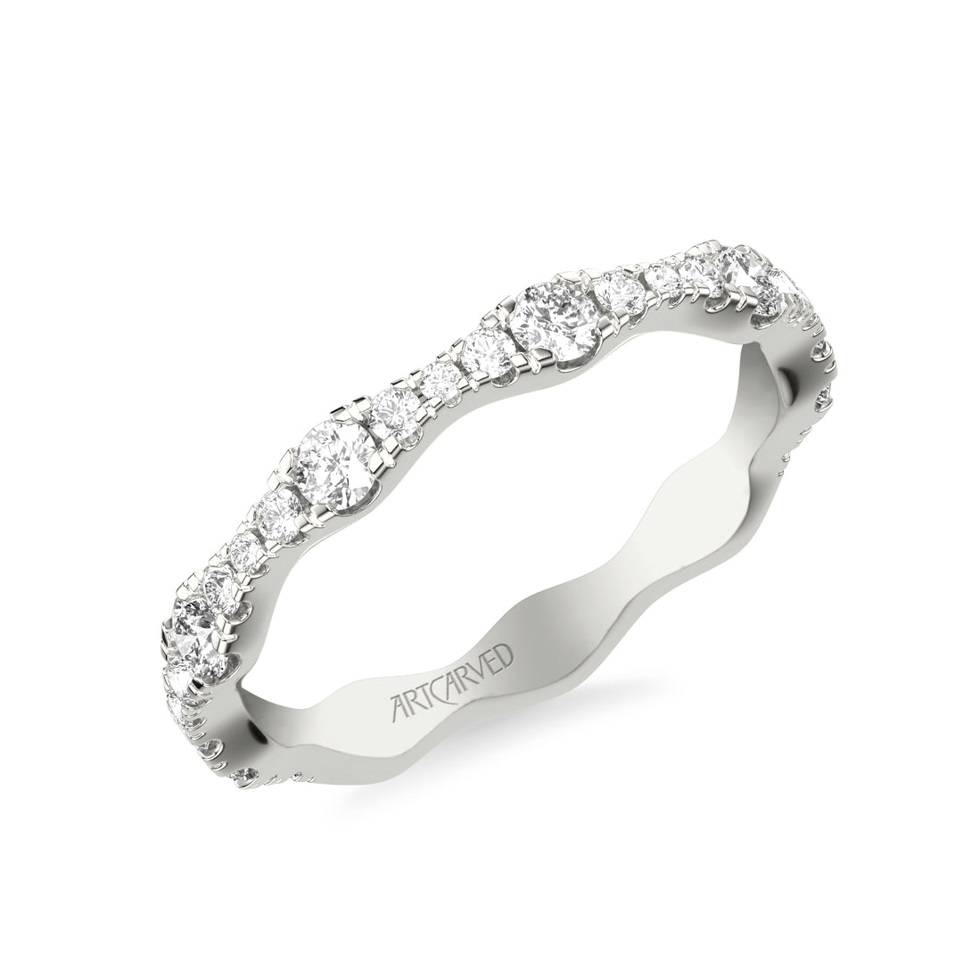 Classic Wedding Band with Graduated Diamond sizes and scalloping design