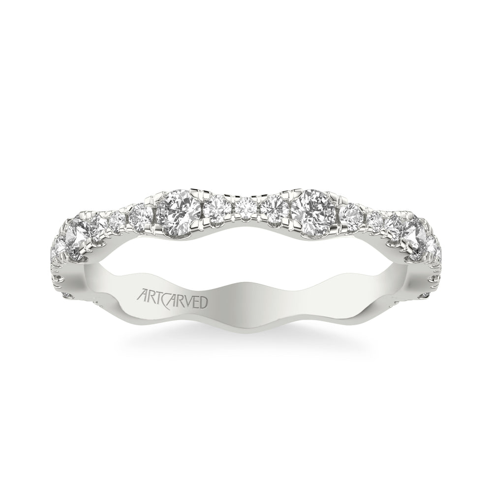 Classic Wedding Band with Graduated Diamond sizes and scalloping design